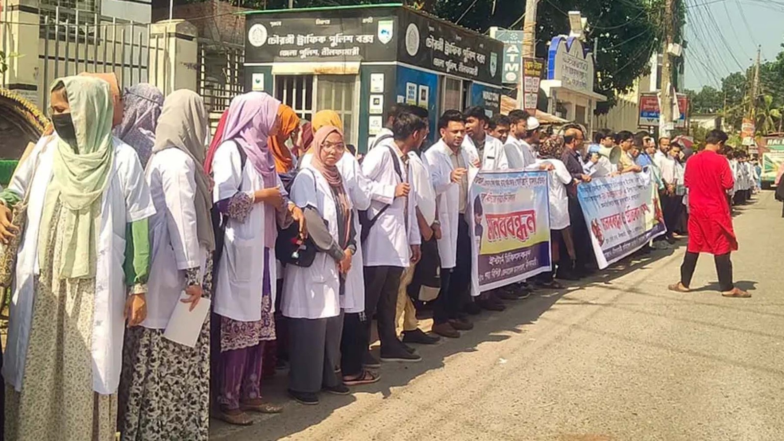 নীলফামারীতে চিকিৎসককে মারধরের অভিযোগ, ইন্টার্নদের কর্মবিরতি ও মানববন্ধন